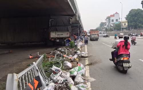 Tài xế phát hiện xe mất thắng trong khi phía trước rất đông người xe vào giờ cao điểm.