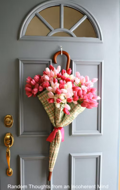 Giỏ hoa sáng tạo từ chiếc ô cũ.