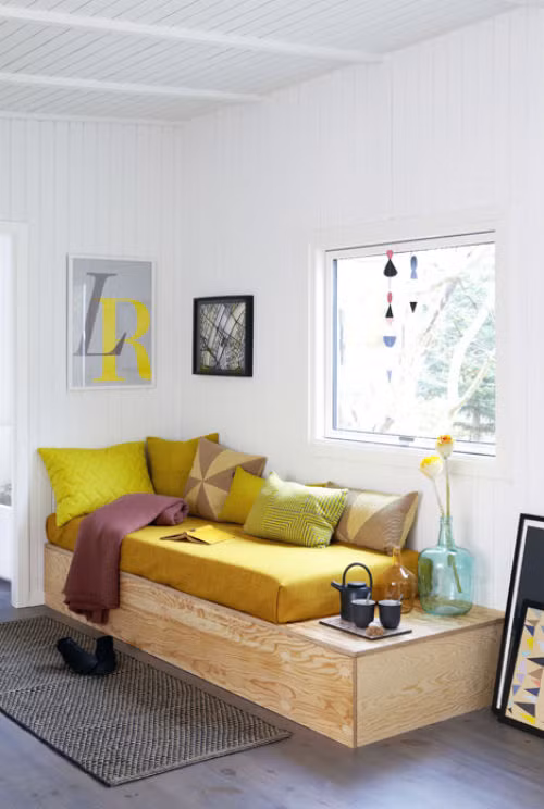 Sử dụng màu vàng sặc sỡ là một trong những cách trang trí sofa bằng gối cho phòng khách thêm phần nổi bật.
