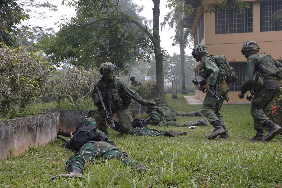 Theo nội dung cuộc tập trận Safkar Indopura năm nay, các đơn vị vũ trang Indonesia và Singapore sẽ phải thực hiện các kịch bản đột kích, giải cứu con tin, chiếm lĩnh trận địa dưới sự yểm trợ của những chiếc xe tăng Leopard 2 trong môi trường tác chiến đô thị. Và kịch bản này có xu hướng khá giống với những gì đã xảy ra ở Marawi. Nguồn ảnh: Strait.