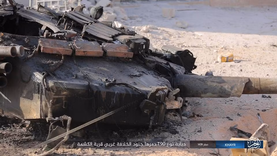 Theo đó, khoảng 10 binh sĩ Syria thuộc lực lượng đặc nhiệm Tiger cùng một xe tăng T-90 hiện đại đã bị tiêu diệt hoàn toàn. Chiếc xe tăng được xác định là loại T-90A, loại xe tăng hiện đại nhất của lực lượng đặc nhiệm Tiger. Nguồn ảnh: Amela.