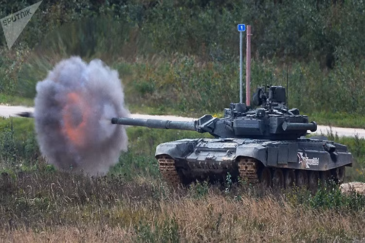 Nhưng tất cả hệ thống phòng vệ tiên tiến trên của T-90A cũng trở nên vô dụng nếu như không được sử dụng đúng cách và hậu quả đã có thể thấy rõ trên chiến trường Syria. Khi những chiếc T-90A gần như trở thành xe tăng chủ lực thông thường thay vì hoạt động với vai trò của một siêu tăng thực sự. Nguồn ảnh: Sputnik.