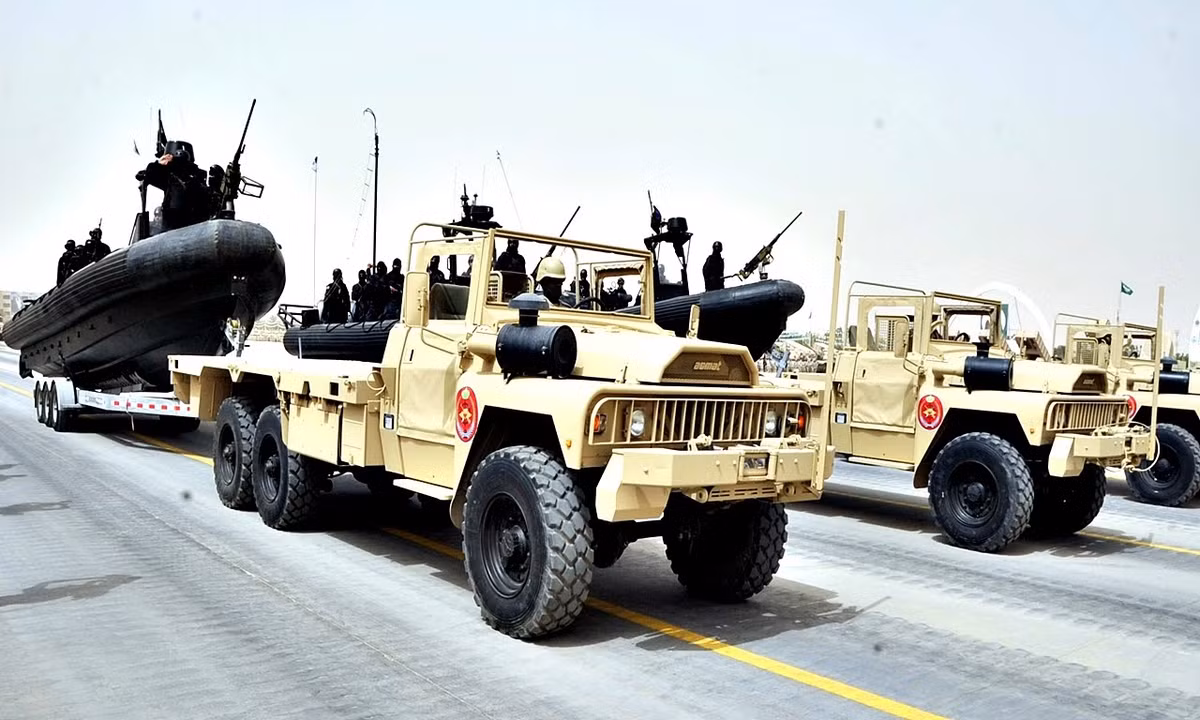 Theo bảng xếp hạng Global Fire Power công bố trong năm nay, sức mạnh quân sự của Ả Rập Xê Út đứng thứ 24 thế giới, xếp dưới Thái Lan ba bậc, Iran 2 bậc và ngay dưới Triều Tiên. Tuy nhiên về tổng thể đây lại là quốc gia sở hữu lực lượng vũ trang đông đảo nhất vùng Vịnh. Nguồn ảnh: Youtube.