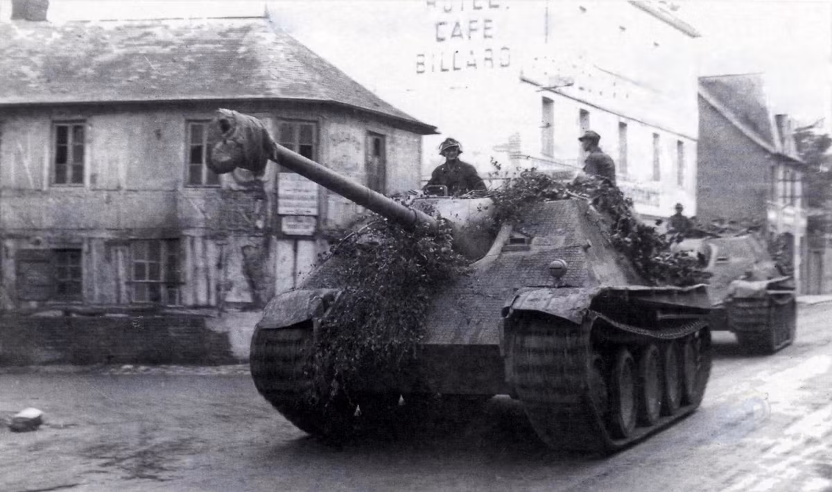 Nhiều học giả quân sự đồng ý rằng Jagdpanther chính là khẩu pháo tự hành hoàn hảo nhất trong chiến tranh thế giới thứ hai. Đây là một con quái thú đúng nghĩa khi nó nặng tới 45 tấn, giáp mặt lên tới 100 mm và được vát nghiêng. Nguồn ảnh: Tankency.
