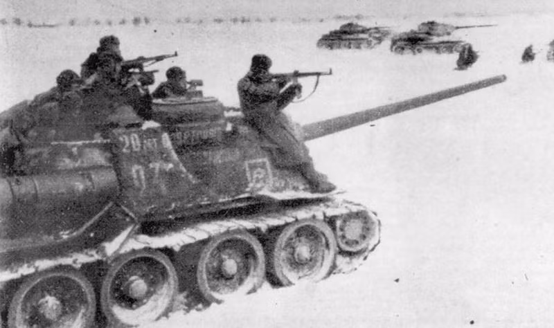 Pháo tự hành chống tăng SU-100 cũng có điểm yếu đó là nó có hệ thống bình nhiên liệu lộ thiên bên ngoài xe tăng. Tuy nhiên điểm yếu này dường như không ảnh hưởng tới hoạt động của SU-100 do nó thường phục kích hoặc đánh vỗ mặt đối phương chứ không chọc sườn. Nguồn ảnh: WWII.