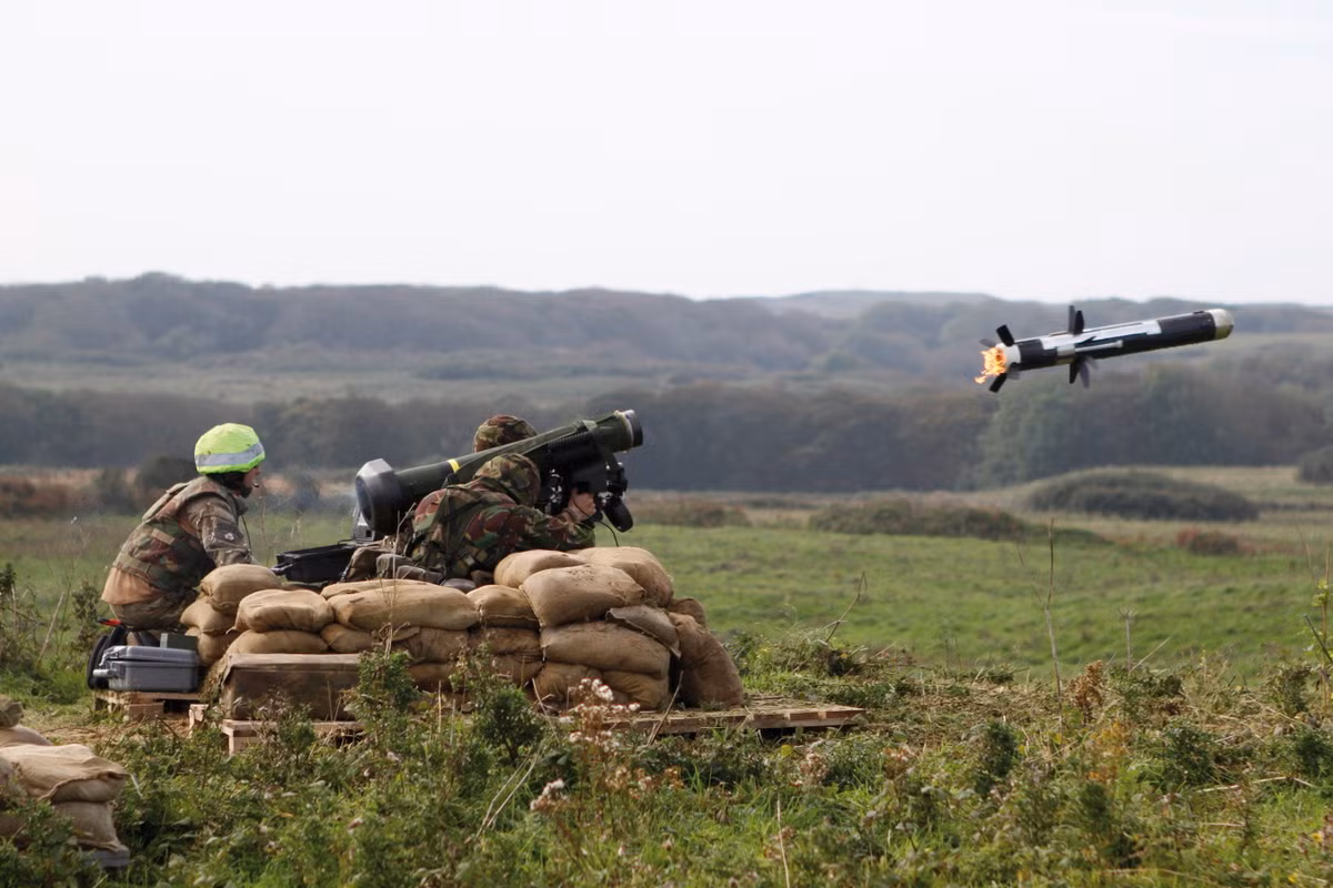 FGM-148 Javelin là hệ thống tên lửa chống tăng dẫn đường vác vai do hãng Raytheon và Lockheed Martin hợp tác thiết kế, sản xuất. Nó được xem là tổ hợp tên lửa chống tăng thế hệ 3 đầu tiên trên thế giới, sở hữu những năng lực vượt trội nhiều loại tên lửa tương tự của Nga. Nguồn ảnh: Wiki.