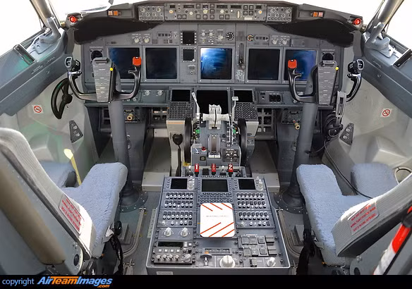 Cận cảnh khoang lái của P-8 Poseidon. Nguồn ảnh: Airteam.