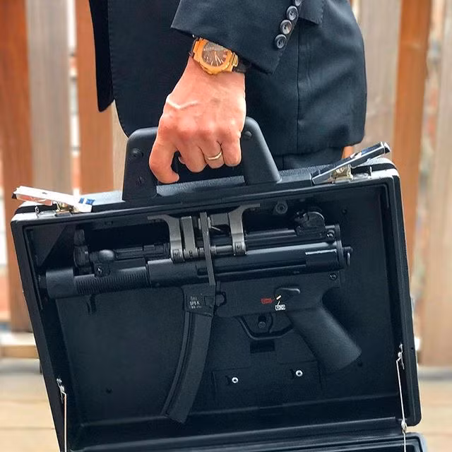 Với thiết kế của "Hộ Tống" ngày này nhiều loại súng tiểu liên cỡ nhỏ như UZI hay MP5 cũng được gắn vào các vali ngụy trang, tuy nhiên chúng được cải tiến để tiện lợi hơn khi có khả năng khai hỏa ngay từ bên trong vali mà không cần phải bỏ ra ngoài. Nguồn ảnh: Websta.