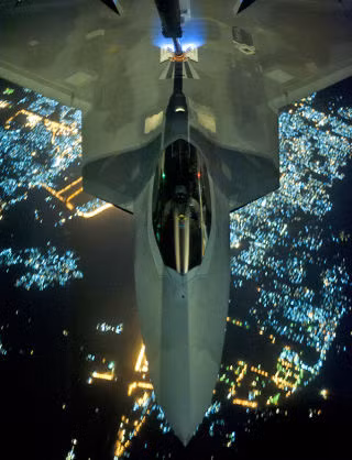 Để có thể thực hiện các bài bay đêm dễ dàng hơn, các phi công F-22 Raptor nói riêng và hầu hết các phi công quân sự của Mỹ nói chung đều được trang bị kính nhìn đêm, đảm bảo họ có được tầm nhìn tốt khi bay trong điều kiện thiếu ánh sáng. Nguồn ảnh: Sploid.