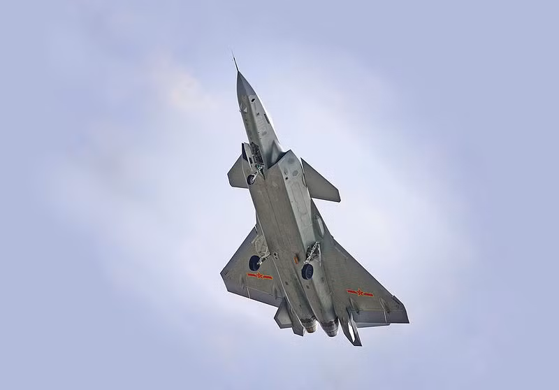 J-20 là loại chiến đấu cơ tàng hình của Trung Quốc, do quân đội nước này tự phát triển và được sản xuất từ năm 2009 tới nay. Theo các thông tin chưa được xác nhận, mỗi chiếc J-20 có giá lên tới 110 triệu USD nếu tính cả chi phí nghiên cứu. (tỉ giá năm 2011). Nguồn ảnh: Wiki.