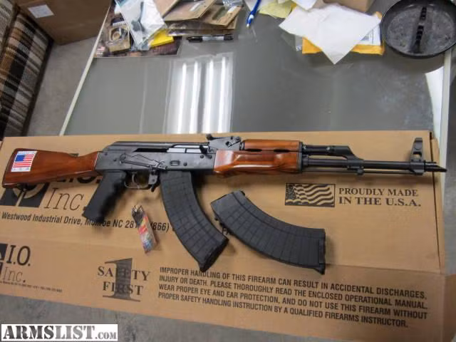 Nghe có vẻ khó tin nhưng AK-47 lại là một trong những khẩu súng trường tấn công được người dân Mỹ ưa chuộng bậc nhất. Thiết kế đơn giản, độ ổn định cao, tên tuổi nổi tiếng là tất cả những gì khiến khẩu súng này luôn "cháy hàng" ở Mỹ. Nguồn ảnh: Arms.