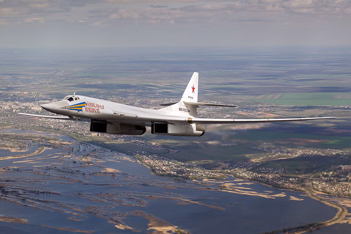 Rất có thể, mẫu Tu-160M2 sẽ không phải là bản nâng cấp cuối cùng của dòng máy bay ném bom chiến lược này. Trong tương lai, thậm chí Tu-95 cũng rất có thể sẽ được nâng cấp lên phiên bản mới để phù hợp với lối tác chiến hiện đại của Không quân Nga ngày nay. Nguồn ảnh: Wiki.
