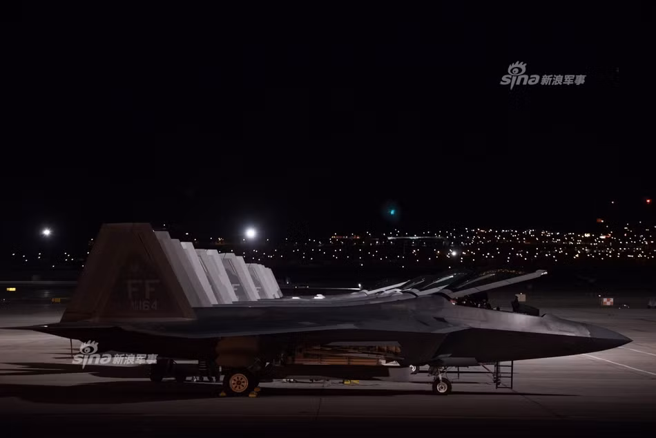 Đáng lẽ ra F-22 đã không có cái giá lên tới 450 triệu USD một chiếc nếu chiếc phi cơ này được xuất khẩu. Quốc hội Mỹ đã đặt lệnh cấm xuất khẩu F-22 ra nước ngoài khiến cho số lượng Không quân Mỹ đặt mua là không đủ để nhà sản xuất giảm bớt chi phí trên mỗi máy bay. Cái giá 450 triệu USD/1 chiếc cũng xuất phát từ việc F-22 có số lượng sản xuất quá ít, chỉ 187 chiếc. Nguồn ảnh: Sina.