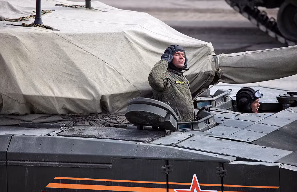 Xe tăng chủ lực T-14 Armata được trang bị động cơ có tổng công suất lên tới khoảng 2000 sức ngựa cho phép chiếc xe này di chuyển được với tốc độ tối đa lên tới 90 km/h. Kèm theo đó là hệ thống hộp số tự động 12 cấp cho phép T-14 Armata vượt địa hình một cách dễ dàng. Nguồn ảnh: Wiki.
