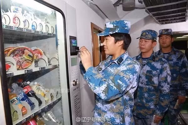 Rải rác bên trong tàu sân bay Trung Quốc này là các máy bán hàng tự động với đồ ăn vặt và đồ uống giống với trên đất liền. Nguồn ảnh: Sina.