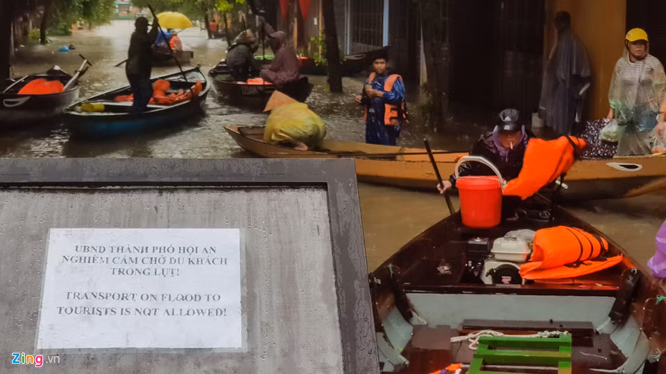 Để đảm bảo an toàn cho du khách, UBND TP Hội An đã ra lệnh cấm chở du khách trong lũ; tuy nhiên, nhiều người vẫn bất chấp nguy hiểm.