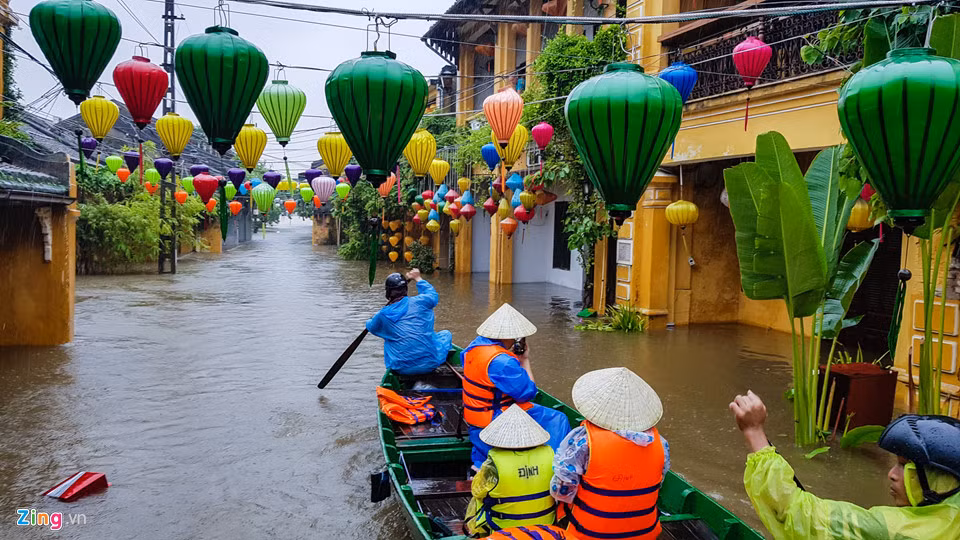 Nhiều du khách đi tham quan bằng thuyền.