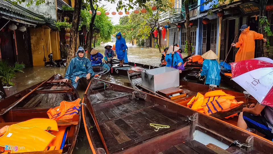 Trong buổi sáng có hàng chục chiếc thuyền được đưa đến phục vụ du khách tham quan phố cổ mùa nước lũ.