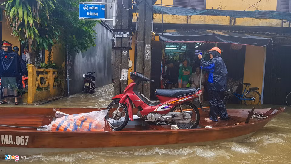 Trong khi đó, dịch vụ cũng nhận vận chuyển tài sản cho các hộ dân sống trong vùng bị nước ngập.