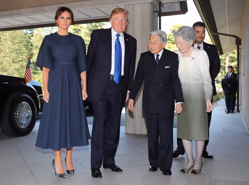 Sáng 6/11, Tổng thống Trump cùng Đệ nhất phu nhân Melania gặp Nhật hoàng Akihito và Hoàng hậu Michiko tại cung điện hoàng gia ở Tokyo. Ông Trump bắt tay và chỉ cúi đầu nhẹ trước Nhà vua Nhật Bản, một hành động được đánh giá cao và hoàn toàn khác biệt so với người người tiền nhiệm Barack Obama.