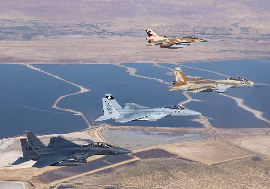 Diễn ra trên không phận Israel, cuộc tập trận có kịch bản không quân các nước cùng tấn công một lực lượng không quân giả định do phía Israel làm "quân xanh". Nguồn ảnh: Jerus.
