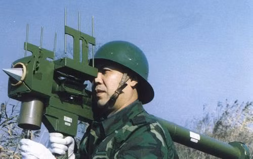  Tên lửa FN-6 hay còn có tên gọi là Feinu-6 có nghĩa là "Mũi tên bay 6" được Trung Quốc tự thiết kế và sản xuất. Loại tên lửa vác vai này được ví như tên lửa Stinger FIM-92 của Mỹ khi nó có được khả năng cơ động và hiệu quả tác chiến gần như tương đương. Nguồn ảnh: Baidu.