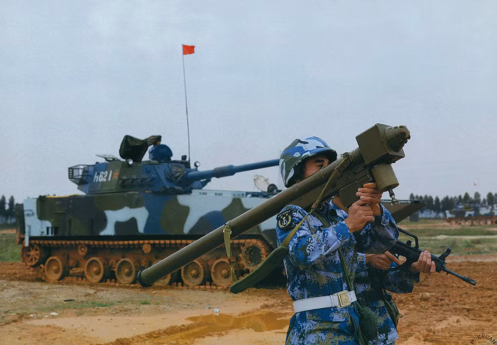 Cụ thể, tên lửa đối không vác vai FN-6 có trọng lượng chỉ 16 kg, chiều dài tổng thể vào khoảng 1495 mm. Tên lửa có đưuòng kính 72 mm và chỉ cần tới một binh sĩ để vận hành. Nguồn ảnh: Baidu.