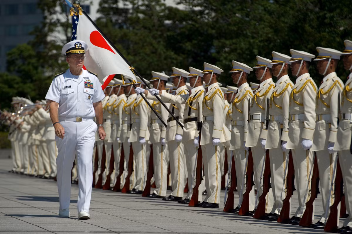 Trớ trêu thay, Thủ tướng Nhật Bản ông Shinzo Abe đã chấm dứt sự tồn tại hơn 70 năm của Điều 9 Hiến Pháp Nhật Bản và giờ đây, Nhật có thể can thiệp quân sự ra nước ngoài một cách hợp pháp để bảo vệ lợi ích Nhật Bản hoặc lợi ích của đồng minh của mình. Nguồn ảnh: Wiki.