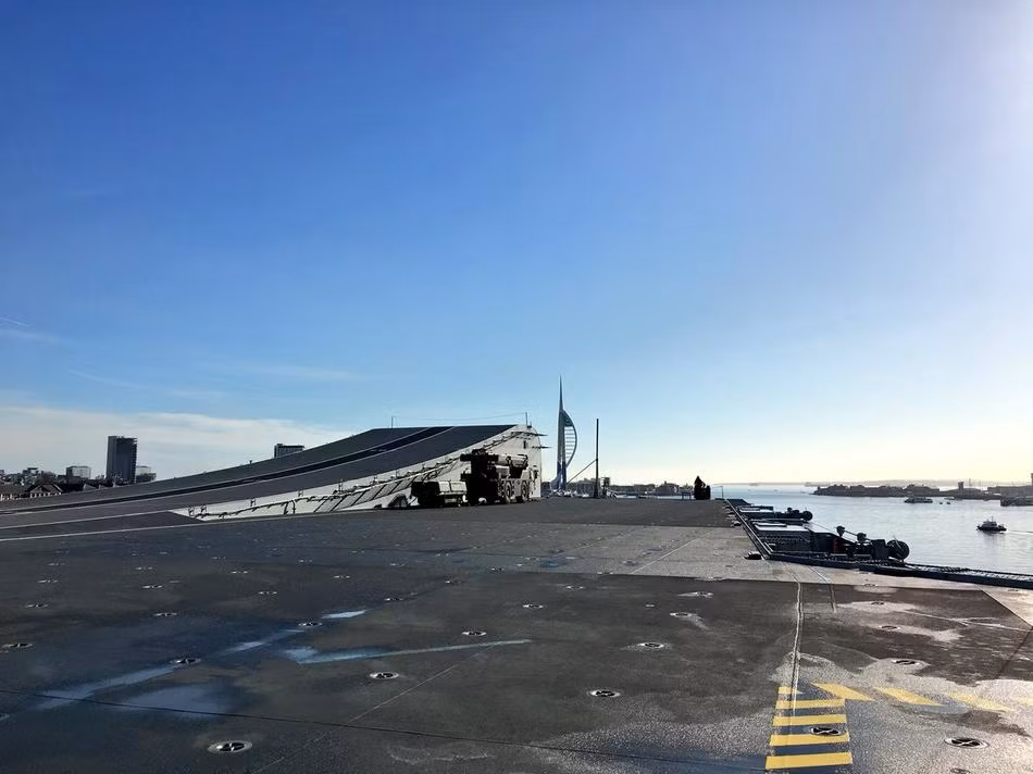 Con tàu sân bay lớn nhất lịch sử nước Anh này có khả năng chở được tối đa 40 máy bay chiến đấu. Tuy nhiên nhiều thông tin cho rằng HMS Queen Elizabeth có thể mang theo tới 50, thậm chí là 70 chiến đấu cơ các loại. Queen Elizabeth cũng là con tàu đầu tiên trong lớp tàu sân bay cùng tên của Hải quân Hoàng gia Anh. Dự kiến Anh sẽ đóng thêm một chiếc tàu sân bay nữa thuộc loại này. Nguồn ảnh: Sina.
