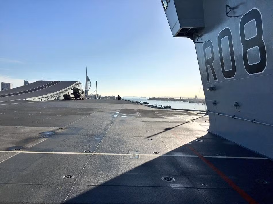Cận cảnh hệ thống cầu nhảy trên tàu sân bay HMS Queen Elizabeth cùng với một phần đường băng trên tàu sân bay này. Nguồn ảnh: Sina.