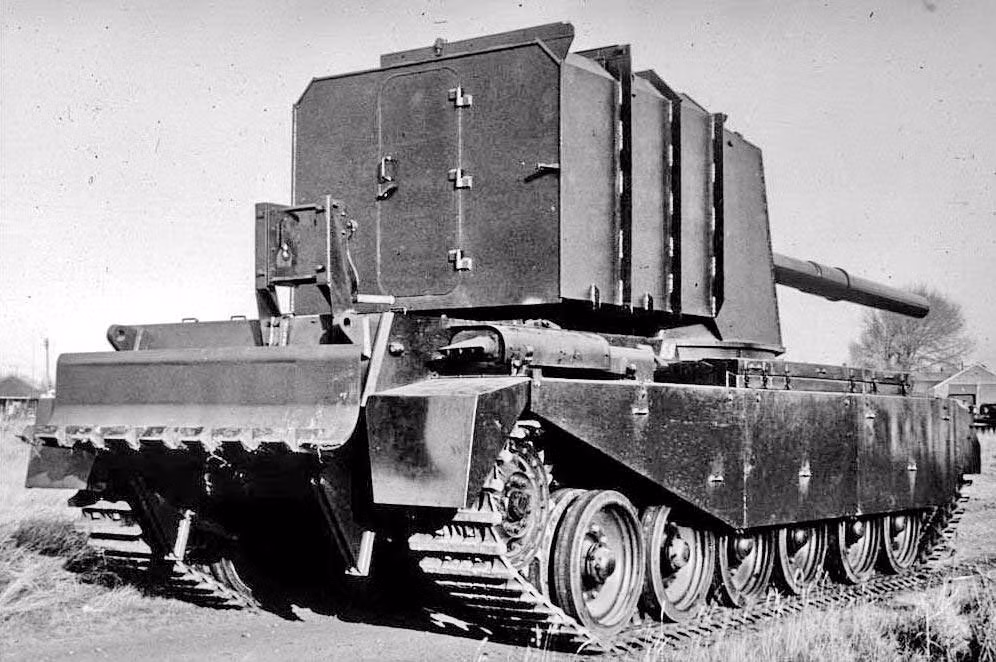 Giai đoạn hai của dự án chỉ kéo dài vỏn vẹn có một năm trước khi dự án FV4005 chính thức bị bỏ xó. Trong giai đoạn này, mục tiêu chính được đặt ra đó là cải tiến hệ thống tháp pháo, lắp đặt khẩu pháo cỡ 183 mm và biến khẩu pháo tự hành này thành pháo tự hành chống tăng. Nguồn ảnh: ACE.