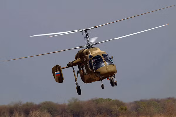 Ra đời từ năm 2002, trực thăng hạng nhẹ đa dụng Ka-226 được hãng Kamov của Nga thiết kế dựa trên phiên bản tiền nhiệm là Ka-126. Tính tới năm 2013, phía Nga đã sản xuất được tổng cộng 69 chiếc Ka-226 với giá trị khoảng 4 triệu USD một chiếc. Nguồn ảnh: Airforce.