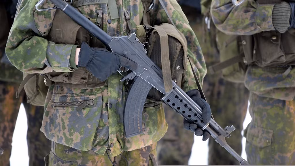 Sở dĩ như vậy là do sau khi sử dụng Ak-47, phía Phần Lan nhận ra rằng người lính khi đeo găng tay cỡ lớn vào mùa đông sẽ rất dễ bấm nhầm vào chốt gạt này do đó họ thiết kế lại và cho thêm cả một bộ phận che chắn cho chốt gạt khó bị gạt nhầm hơn. Nguồn ảnh: Mtv.