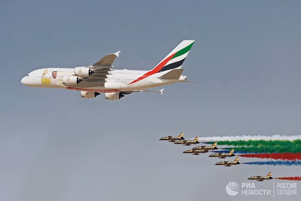 Máy bay vận tải thương mại A380-900 cùng với đội bay trình diễn Fursan Al Emarat của UAE cùng phủ quốc kỳ nước này trên nền trời trong lễ khai mạc Dubai Airshow 2017. Nguồn ảnh: Ria.