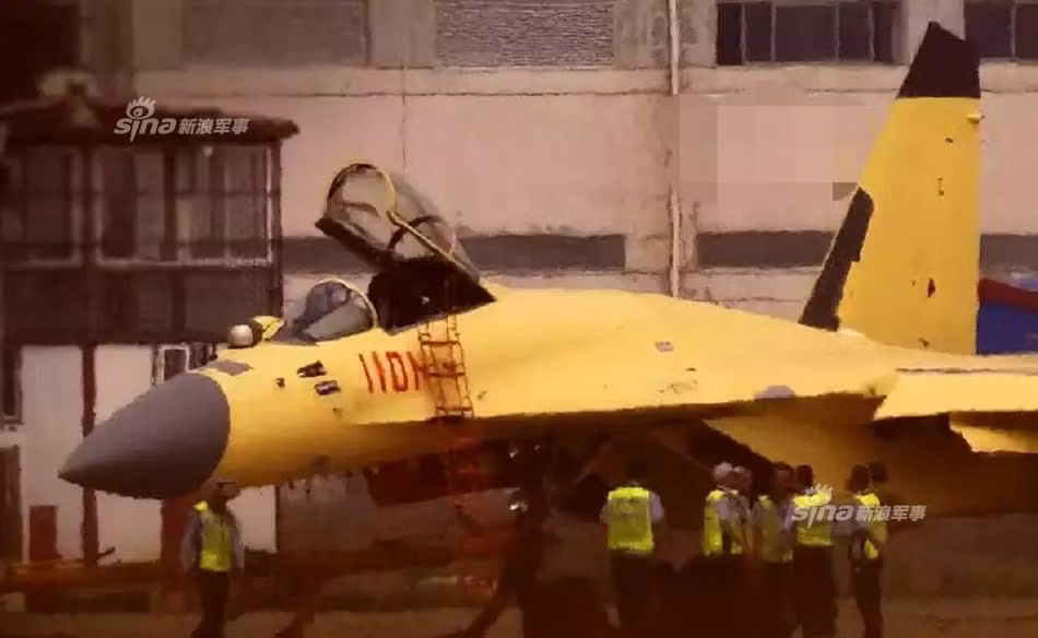 So với J-10A và J-10B vốn là những chiến đấu cơ phổ biến và hoàn thiện nhất mà Trung Quốc có thể tự sản xuất hoàn toàn, J-11D hay các chiến đấu cơ J-11 có ưu thế vượt trội hơn hẳn với kiểu dáng khí động học hiện đại hơn, khả năng bay tốt hơn và đặc biệt là có khả năng mang vũ khí vượt trội. Nguồn ảnh: Sina.
