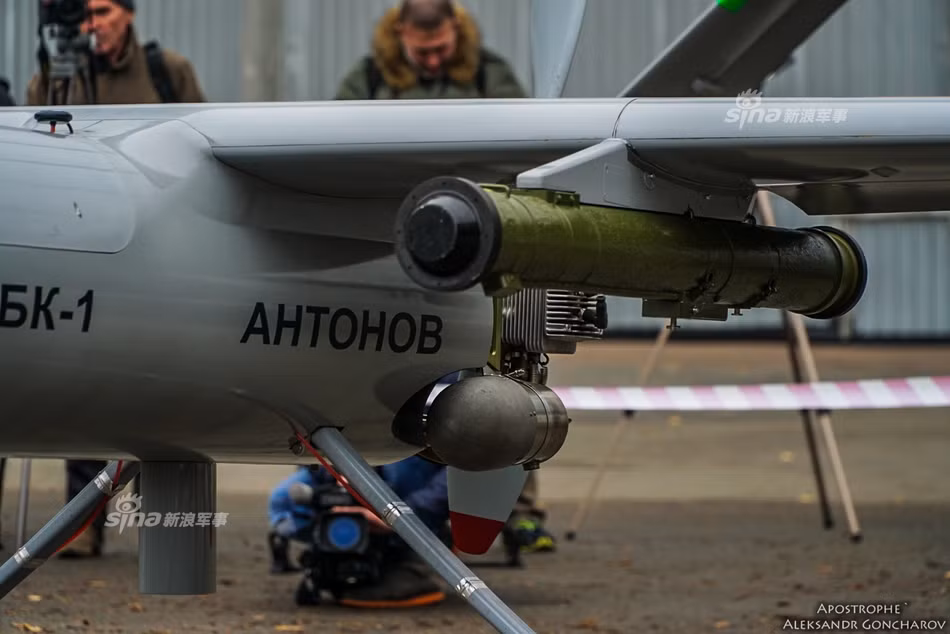 Điểm đặc biệt của “Horlytsia” AN-BK-1 là nó có thể mang được vũ khí. Hiện chưa rõ “Horlytsia” AN-BK-1 có thể mang được tối đa bao nhiêu vũ khí nhưng có rất nhiều khả năng là vũ khí của Horlytsia là loại vũ khí không điều khiển, nghĩa là không phải vũ khí có dẫn đường và chỉ có khả năng tấn công mặt đất. Nguồn ảnh: Apostrophe.