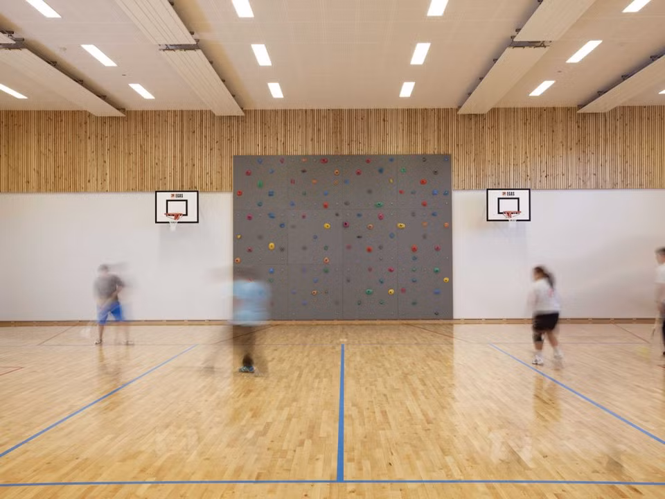 Nhà tù Halden ở Na Uy cho phép tù nhân nấu ăn, chơi điện tử, bóng rổ và ngủ trên giường phủ nệm nhung. Những gian phòng ở đây trông giống ký túc xá sinh viên hơn là buồng giam. Cơ quan quản lý muốn đối xử với tù nhân như con người để họ có thể tái hòa nhập xã hội với tinh thần khỏe mạnh. Ảnh: Trond Isaksen / Statsbygg.