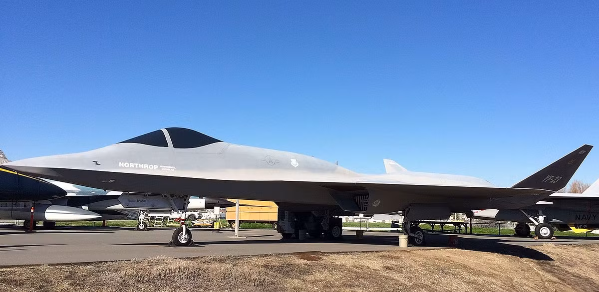 Giống với F-22 Raptor, máy bay chiến đấu YF-23 được thiết kế để có thể chứa tên lửa, bom trong khoang vũ khí kín dưới thân máy. Tuy nhiên, khoang vũ khí này vẫn chỉ trong giai đoạn nghiên cứu và hoàn toàn chưa đáp ứng được yêu cầu của bất cứ loại vũ khí nào do Không quân Mỹ đưa ra. Nguồn ảnh: Wiki.