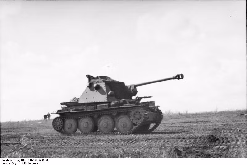 Sở hữu khẩu pháo PaK 35 7,62 cm, pháo tự hành chống tăng Marder III nổi tiếng về sự ổn định cao trong vận hành, hiệu số tiêu diệt địch ấn tượng và quan trọng nhất là giá thành sản xuất rất rẻ do chúng sử dụng khung gầm của xe tăng PzKpfw 38(t). Nguồn ảnh: Wiki.