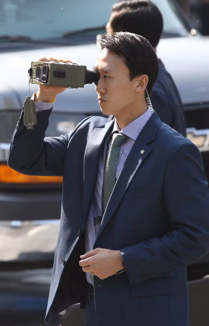 Sử dụng ống nhòm theo dõi mọi hành vi nghi vấn bên trong đám đông. Nguồn ảnh: Chosun.