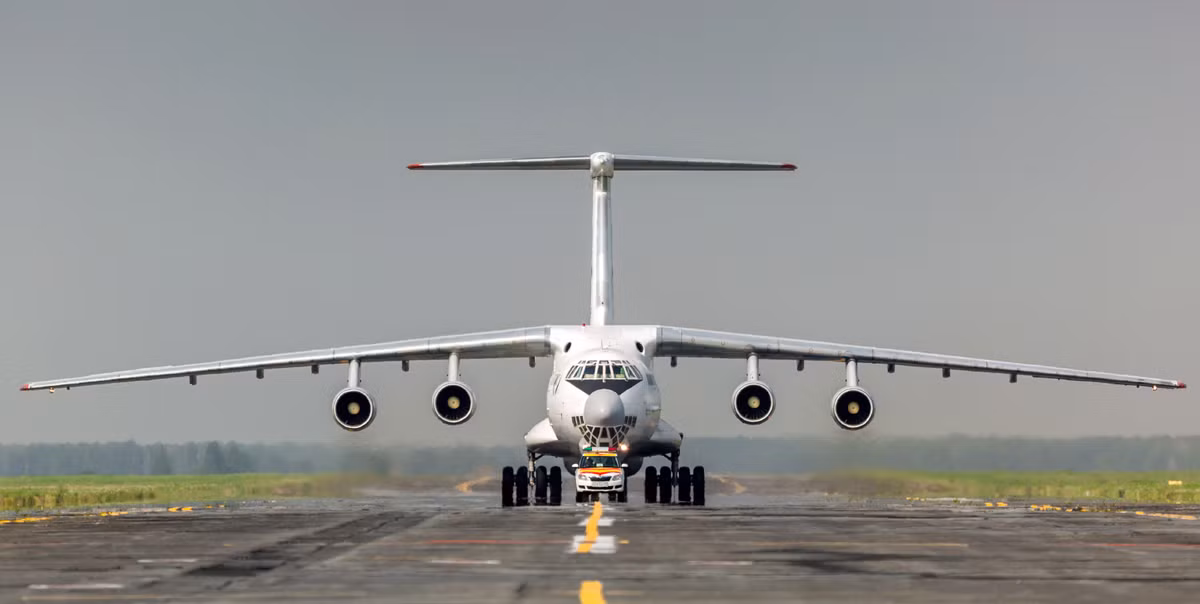 Il-76 là một trong những máy bay vận tải quân sự thành công nhất trong lịch sử hàng không thế giới. Ra đời từ năm 1974, Il-76 hiện đang phục vụ 38 quốc gia trên thế giới. Thậm chí cả Mỹ cũng sử dụng loại máy bay Liên Xô này. Nguồn ảnh: Avio.