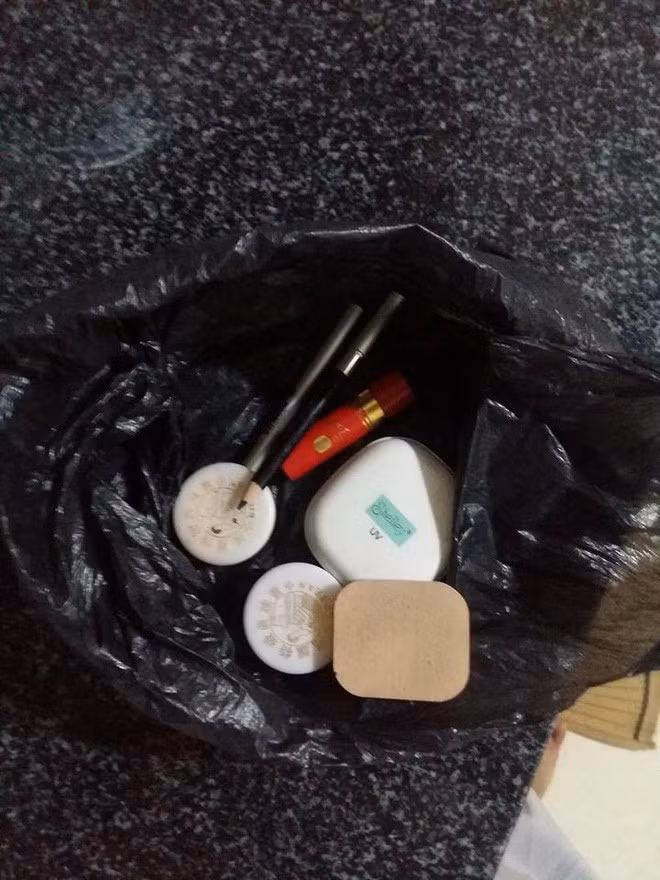 Bật khóc khi biết sự thật về bộ son phấn “20 năm vẫn dùng tốt” của mẹ Bat khoc khi biet su that ve bo son phan “20 nam van dung tot” cua me
