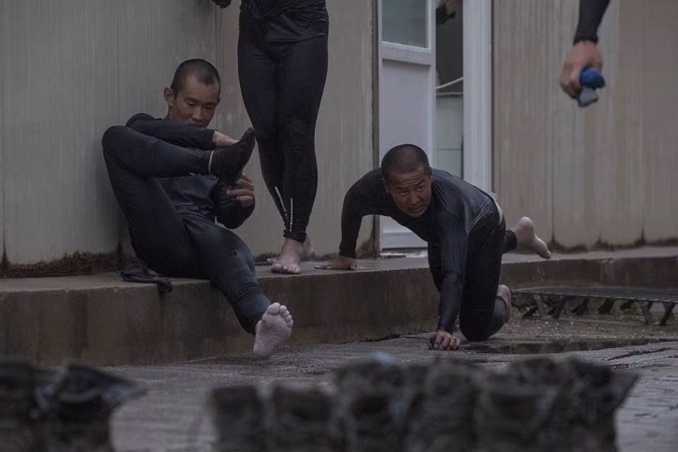 Không thể đứng vững sau khi cởi đồ lăn ra vì tất cả đều bị nước ăn chân nặng. Nguồn ảnh: ROKMC.