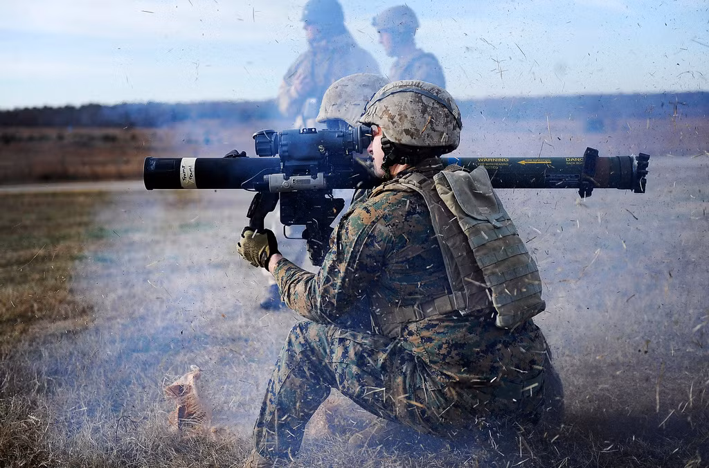 Phương án được chọn thay thế cho SMAW là loại súng chống tăng không giật Carl Gustaf có do công ty vũ khí Saab Bofors Dynamics của Thụy Điển sản xuất. Nguồn ảnh: Dod.