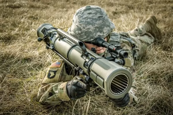 Với cỡ nòng 84mm, súng chống tăng Carl Gustaf được xếp vào dòng súng không giật. Khẩu súng này có trọng lượng khá nhẹ chỉ 8,5 kg, chiều dài tổng thể của bản mới nhất chỉ khoảng dưới 1 mét rất nhỏ gọn. Nguồn ảnh: Defense.