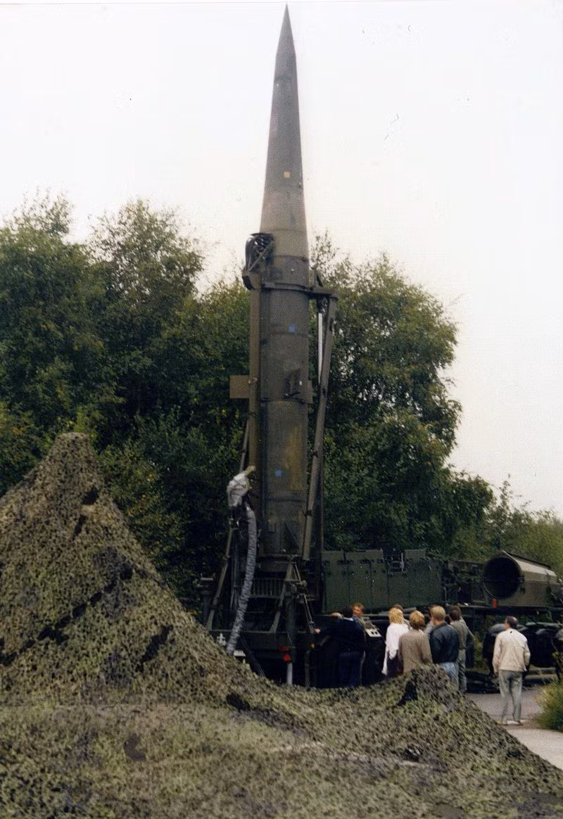 Tầm bắn xa nhất mà MGM-31 Pershing đạt được vào khoảng 740 km. Do đã ra đời từ năm 1960 của thế kỷ trước nên MGM-31 chỉ được trang bị hệ thống dẫn đường quán tính với độ chính xác lệch tâm khoảng 400 mét. Tuy nhiên điều này hoàn toàn có thể cải thiện được với các hệ thống dẫn đường và điều hướng đời mới. Nguồn ảnh: USAF.