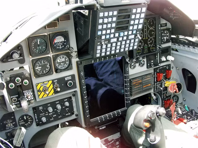 Được sản xuất từ năm 1961 tới năm 1972, Talon T-38 là loại máy bay huấn luyện siêu âm của Không quân Mỹ được sử dụng suốt từ những năm 60 của thế kỷ trước tới tận ngày nay. Nguồn ảnh: Wiki.