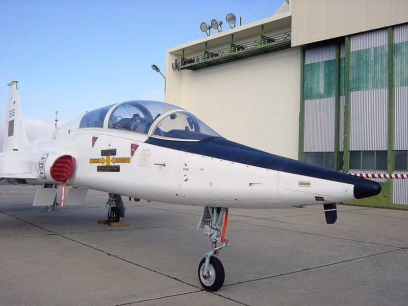T-38 hiện đang giữ kỷ lục là máy bay huấn luyện siêu thanh đầu tiên trên thế giới và là máy bay huấn luyện có tuổi đời già nhất khi nó vẫn đang tiếp tục được sử dụng bởi Không quân, Không quân Hải quân Mỹ, NASA và nhiều quốc gia khác trên thế giới. Nguồn ảnh: Wiki.