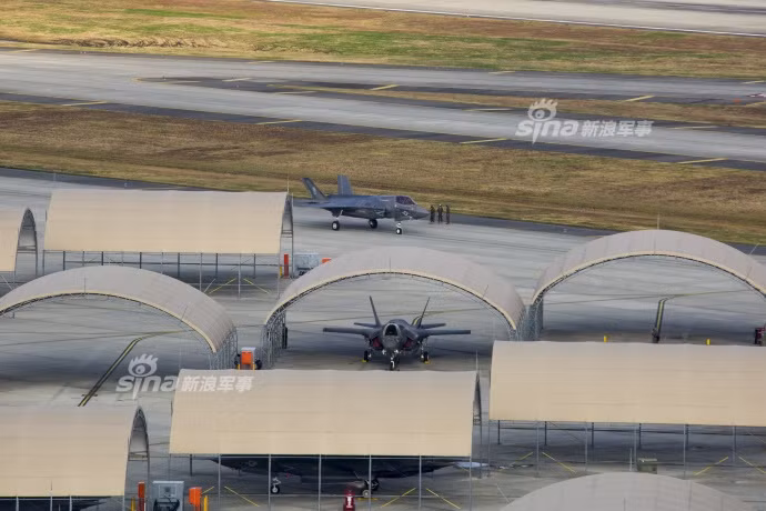 Nếu F-35B dành cho Thủy quân Lục chiến Mỹ thì F-35A tại Okinawa lại dành cho các đơn vị không quân Mỹ đóng tịa đây. Nhật Bản là quốc gia đầu tiên trên thế giới được Mỹ triển khai đồng thời song song cả hai biến thể của F-35. Nguồn ảnh: Sina.