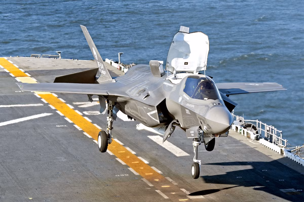 Nếu như trực thăng V-280 Valor vẫn còn nằm trong giai đoạn bay thử nghiệm thì chiến đấu cơ tàng hình đầy tai tiếng F-35 của Mỹ vẫn đang đã nổi danh như cồn với hàng loạt hợp đồng xuất khẩu đi khắp nơi trên thế giới và hơn hết số lượng F-35 trong các đơn vị không quân của quân đội Mỹ đang càng ngày nhiều hơn. Nguồn ảnh: Ainon.